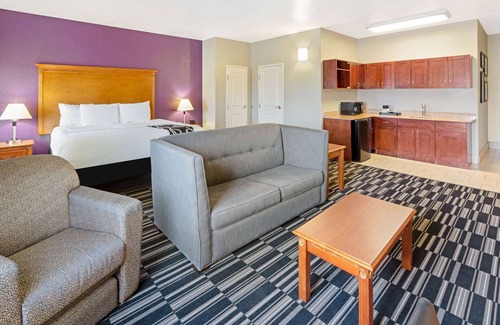 Ada Hotel | Discover La Quinta Inn & Suites: Family-Friendly Retreat