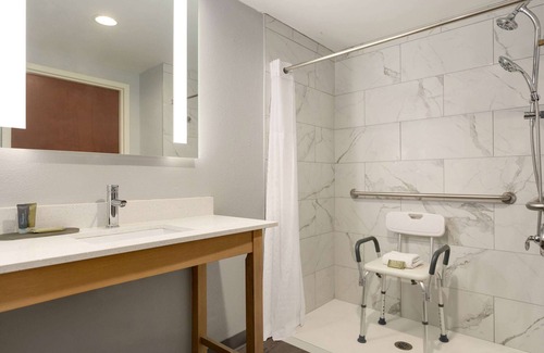 Selma Hotel | Pet Friendly Getaway at La Quinta Inn & Suites Selma