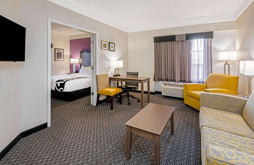 Sunset Heights Hotel | Discover La Quinta Inn & Suites with Pool and Pet-Friendly Perks