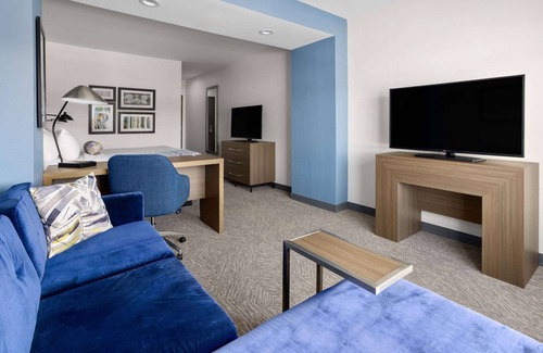 Locust Grove Hotel | Pet-Friendly Retreat: La Quinta Inn & Suites Locust Grove