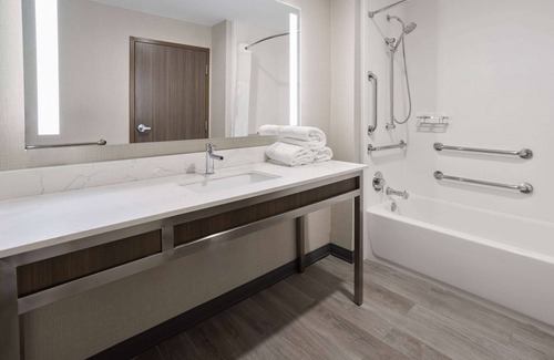 Locust Grove Hotel | Pet-Friendly Retreat: La Quinta Inn & Suites Locust Grove