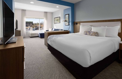 Locust Grove Hotel | Pet-Friendly Retreat: La Quinta Inn & Suites Locust Grove