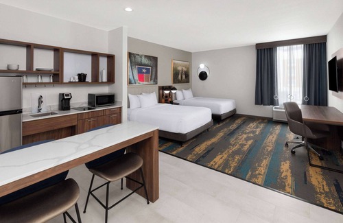 Forest Crest Hotel | La Quinta Inn & Suites By Wyndham San Antonio At The Rim