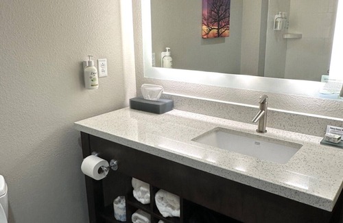 Terre Haute Hotel | Discover La Quinta Inn & Suites: Guest Rated 8.8 / Pet Friendly