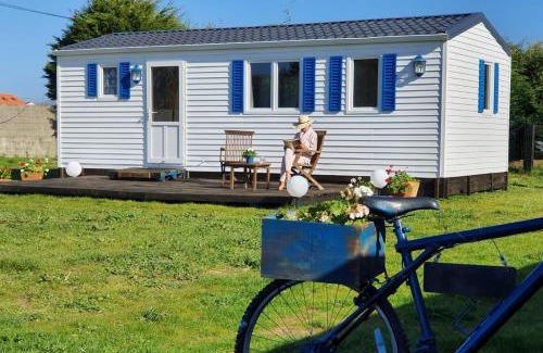 Ferrol Apartment | Pet-Friendly La Quinta Olac: Cozy Oceanfront Bungalow