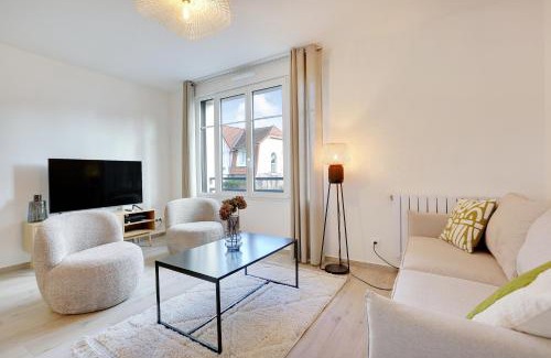 Viroflay Apartment | Family-Friendly La Résidence Alpha Viroflay - 9.6 Rated Stay