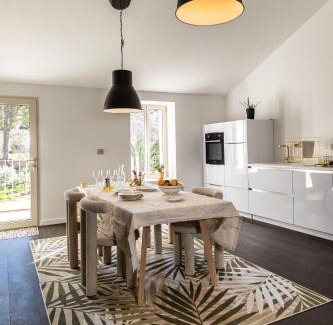 Alleins Bed & Breakfast | Oceanfront Relaxation at La Re-Source with Pool & Breakfast