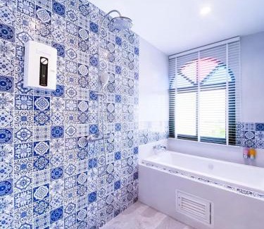 Pak Chong Hotel | Discover La Reina Maroc Hotel with Pool & Ocean Views