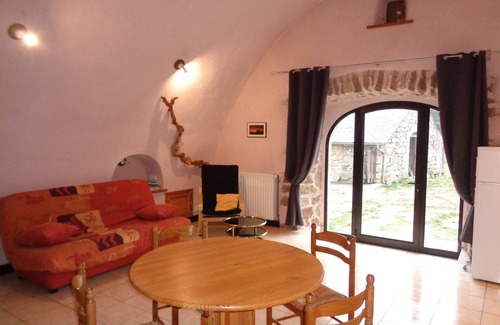 Saint-Andre-de-Vezines House | Cozy LA REMISE: Guest Rated 9.8 with Pool & Kitchen