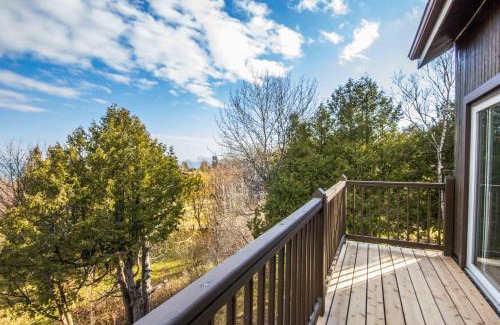 Pointe-au-Pic Hotel | Inviting La Remontée Appartements Hôtel with Pool & Hot Tub