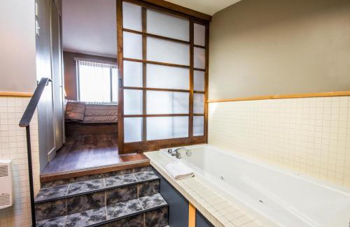 Pointe-au-Pic Hotel | Inviting La Remontée Appartements Hôtel with Pool & Hot Tub