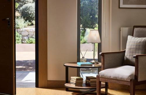 Nea Tirintha Villa | Beautiful La Residenza: Oceanfront Pool & Spa Retreat