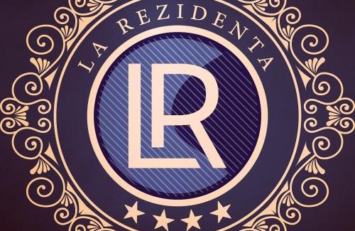 Three Oaks House | Discover La Rezidenta: Family-Friendly Retreat with 9.6/10 Score