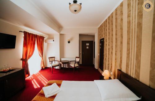 Three Oaks House | Discover La Rezidenta: Family-Friendly Retreat with 9.6/10 Score