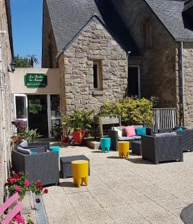 Omonville-la-Petite Hotel | Pet-Friendly La Roche du Marais with Oceanfront Views