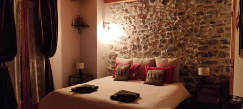 Villar-d'Arene House | Discover La Roche Meane: Pet-Friendly Oceanfront Retreat