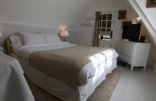 Berville-sur-Mer Bed & Breakfast | La Romance: Guest Rated 10/10 Bed and Breakfast Getaway