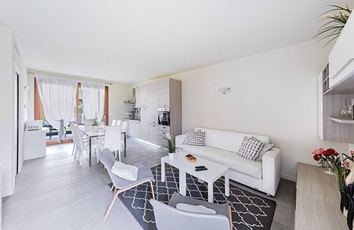 Pieve Vecchia House | Discover La Romantica - Cristina: Poolside Escape Awaits
