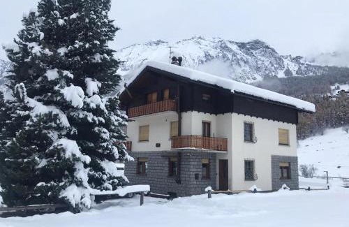 Periasc Apartment | La Rondine: Scenic Apartment for Families in Villetta