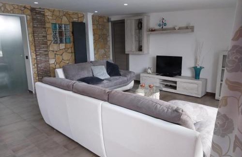 Mascalucia House | Discover La rosa dell'Etna: Oceanfront Bliss & Poolside Fun