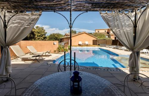 Neoules Bed & Breakfast | Escape to La Rose des Vents: Poolside Oceanfront Bliss
