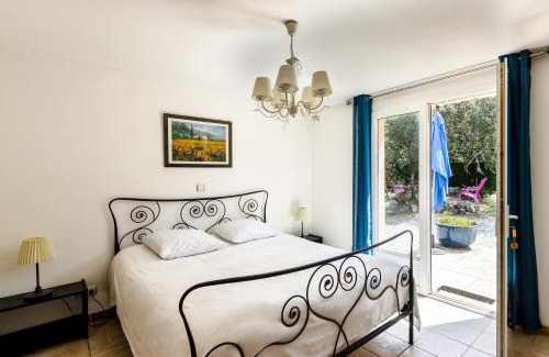 Neoules Apartment | Relax at La Rose Des Vents - Gite with Ocean Views