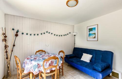 Neoules Apartment | Relax at La Rose Des Vents - Gite with Ocean Views