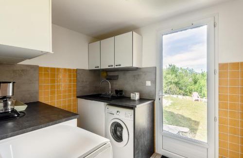 Neoules Apartment | Relax at La Rose Des Vents - Gite with Ocean Views
