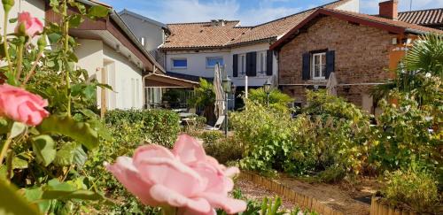 Julienas Hotel | Beautiful La Rose: Oceanfront Retreat with Pool Amenities