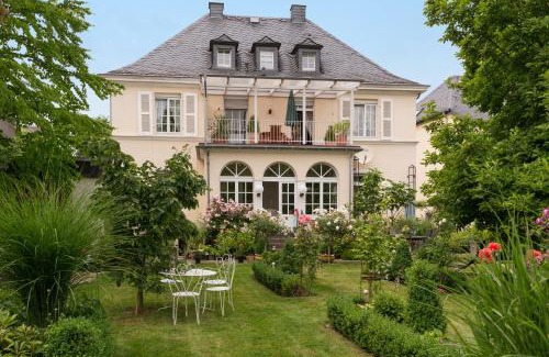 Wittlich House | La Roseraie: Guest Rated 9/10 with Breakfast & Hot Tub