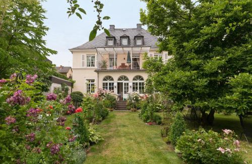Wittlich House | La Roseraie: Guest Rated 9/10 with Breakfast & Hot Tub