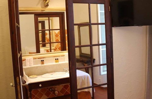 Vence Hotel | Experience LA Roseraie Year-Round with Ocean View & Breakfast