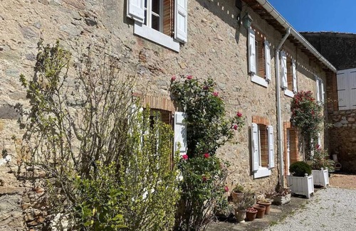 Durfort House | La Roseraie: Family-Friendly Gîte with Ocean Views