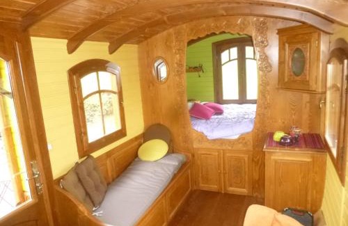 La Hoguette Bed & Breakfast | Experience La roulotte de Pommette et Billy: 10/10 Stay