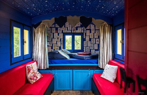 Beaulon Bed & Breakfast | Experience Oceanfront Bliss at La Roulotte MAGIC! des Grillots