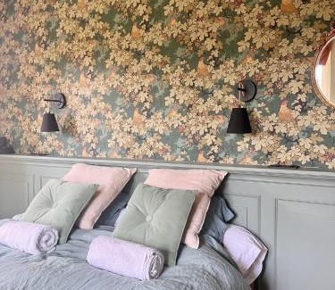 Champagnac-de-Belair Villa | Discover la Roussarie: Family-Friendly Stay with Pool