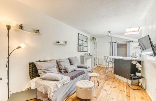 Voiron Apartment | Cozy La Salamandre: Child-Friendly Near the Train Station