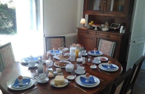 Vailly-sur-Sauldre Bed & Breakfast | Discover La Sauldre: Pet-Friendly Retreat with High Ratings