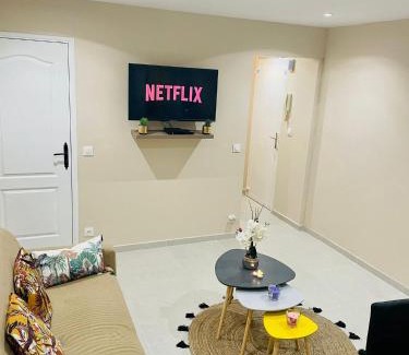 Beauvais Apartment | Convenient La Saveur Tropicale Near City Center & Airport
