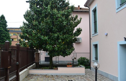 Rho Bed & Breakfast | Discover La Scala Rho B&B: Family-Friendly with Great Dining