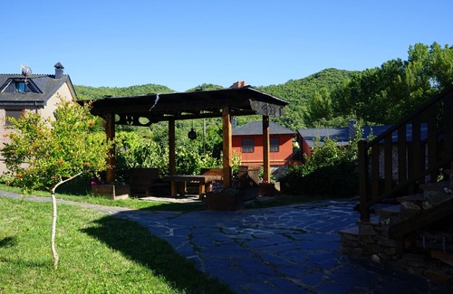 Las Medulas House | Discover La Senda Tourist Hostel: Relax by the Lake