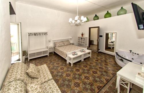 Isola del Borgo Antico House | Comfortable Escape at La Serva Padrona with Hot Tub & Breakfast
