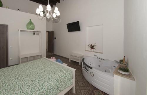 Isola del Borgo Antico House | Comfortable Escape at La Serva Padrona with Hot Tub & Breakfast