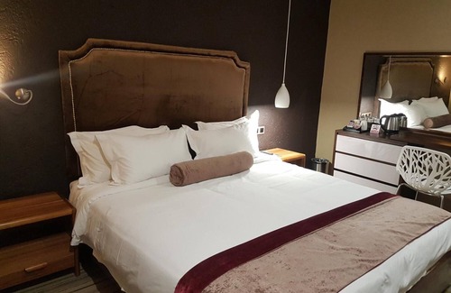 Francistown House | Cozy La Signature Guest House: Family-Friendly & Breakfast Included