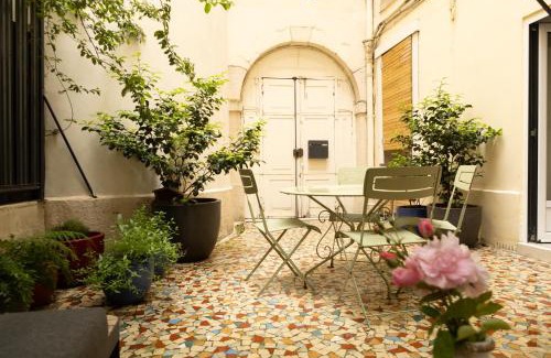 5th Arrondissement Apartment | Welcoming La Sorbonne Fleurie: Family-Friendly Retreat