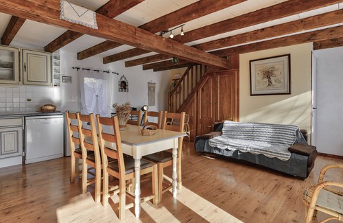 Villelaure House | Stay at La Source: Cozy Gîte with Terrace and Spa