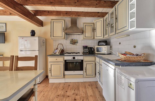Villelaure House | Stay at La Source: Cozy Gîte with Terrace and Spa