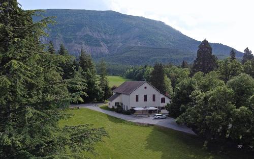 Saint-Pierre-d'Argencon Bed & Breakfast | Discover La Source: Pet-Friendly Haven with Dining Options