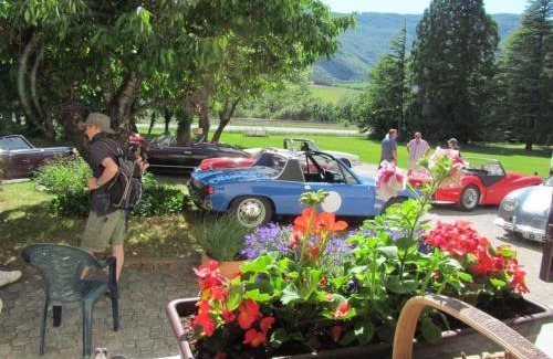 Saint-Pierre-d'Argencon Bed & Breakfast | Discover La Source: Pet-Friendly Haven with Dining Options