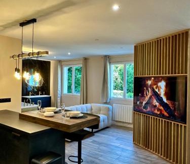 Angouleme Apartment | La Suite Aimée - Espace relaxant avec balnéo